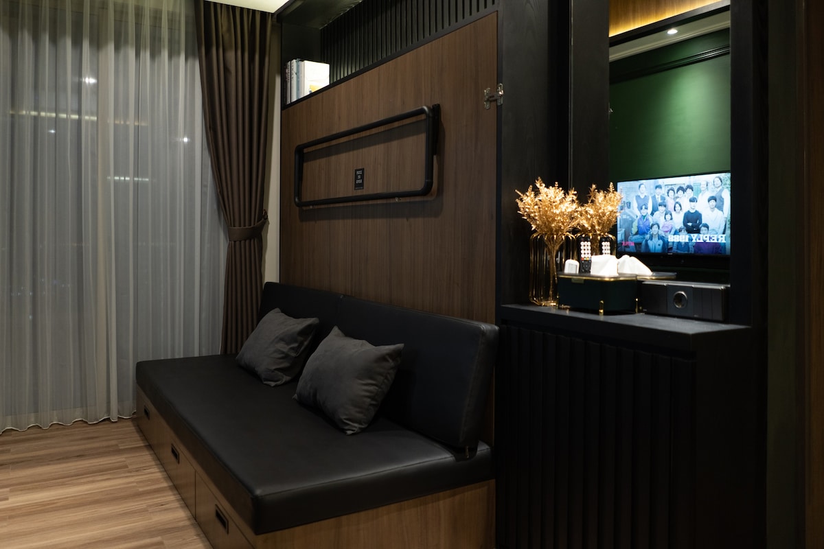 Semi 2Br Cozy Luxury Apartment, GoldCoast Pik 1