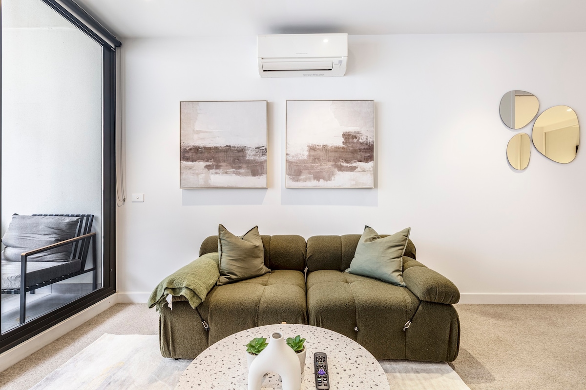 Central & Stylish in St Kilda w AC, WiFi & Balcony