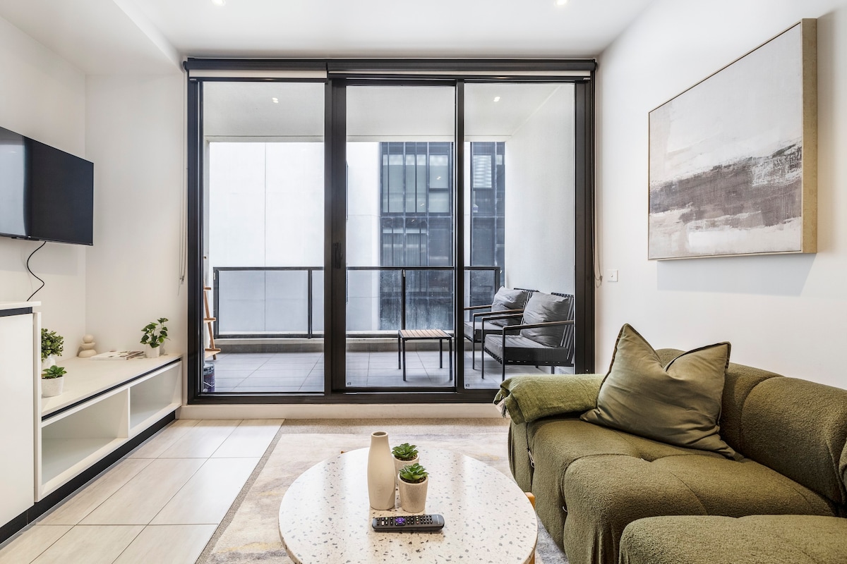 Central & Stylish in St Kilda w AC, WiFi & Balcony