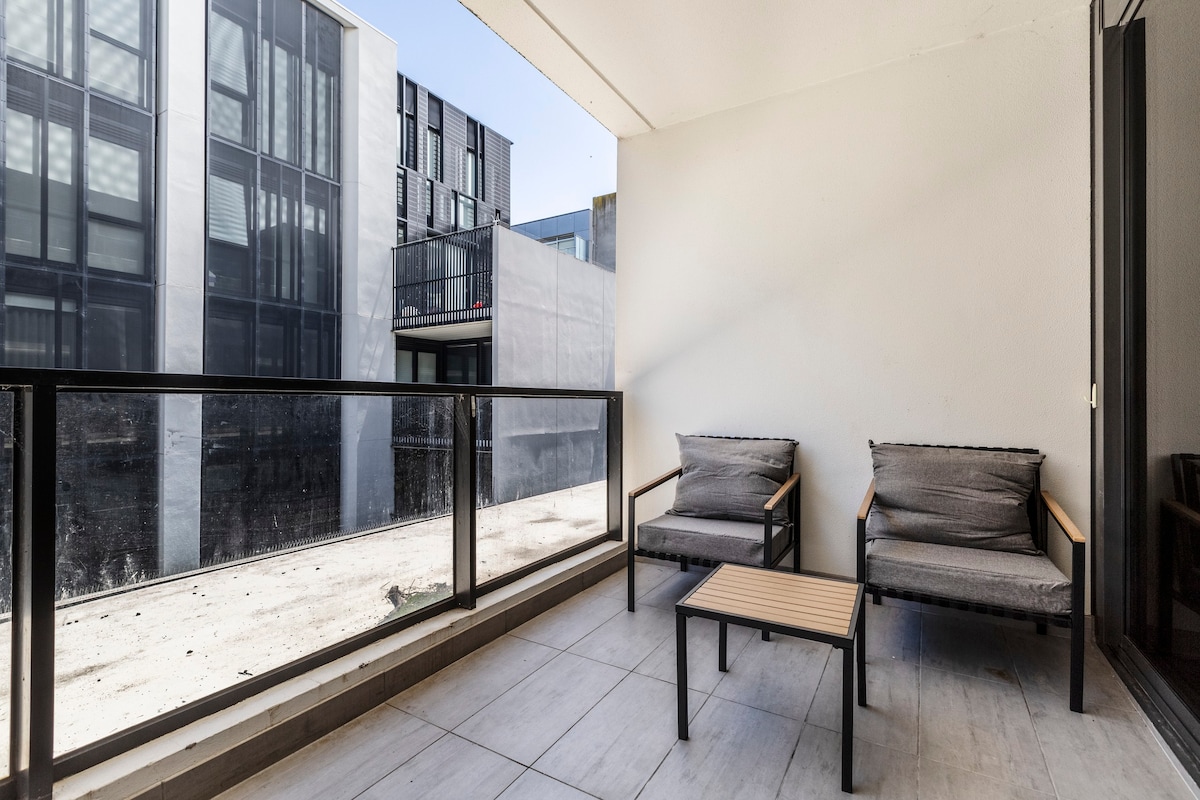 Central & Stylish in St Kilda w AC, WiFi & Balcony