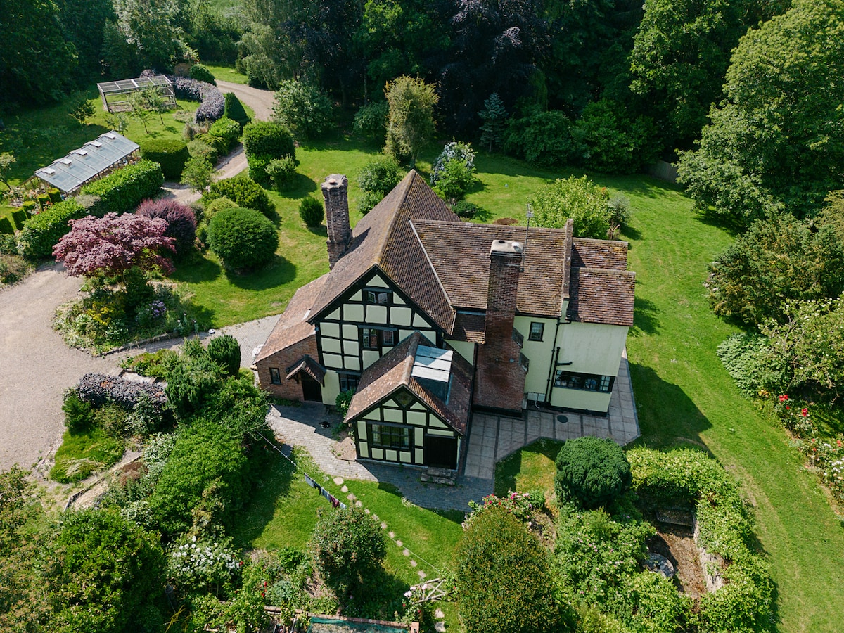 Cosy Rustic Cottage in Jacobean Farmhouse grounds