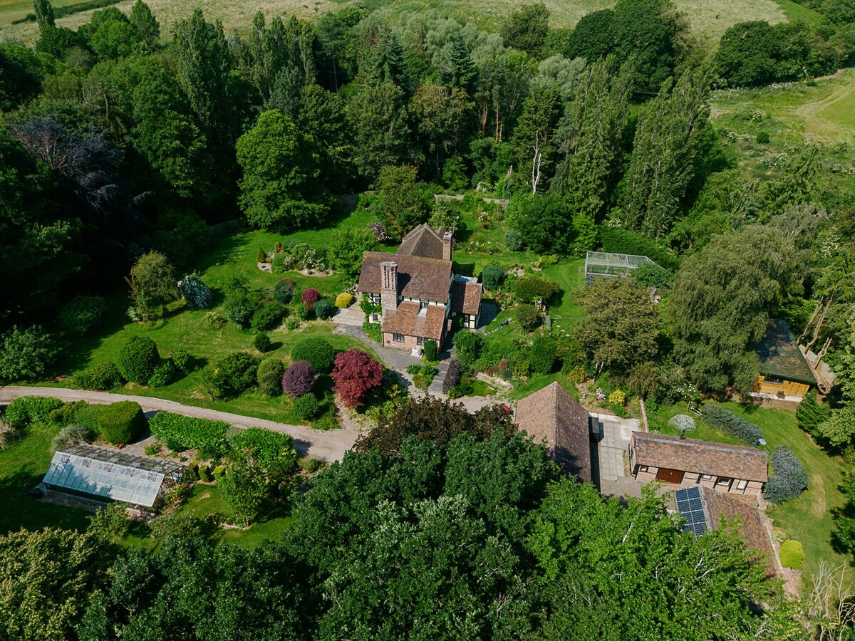 Cosy Rustic Cottage in Jacobean Farmhouse grounds