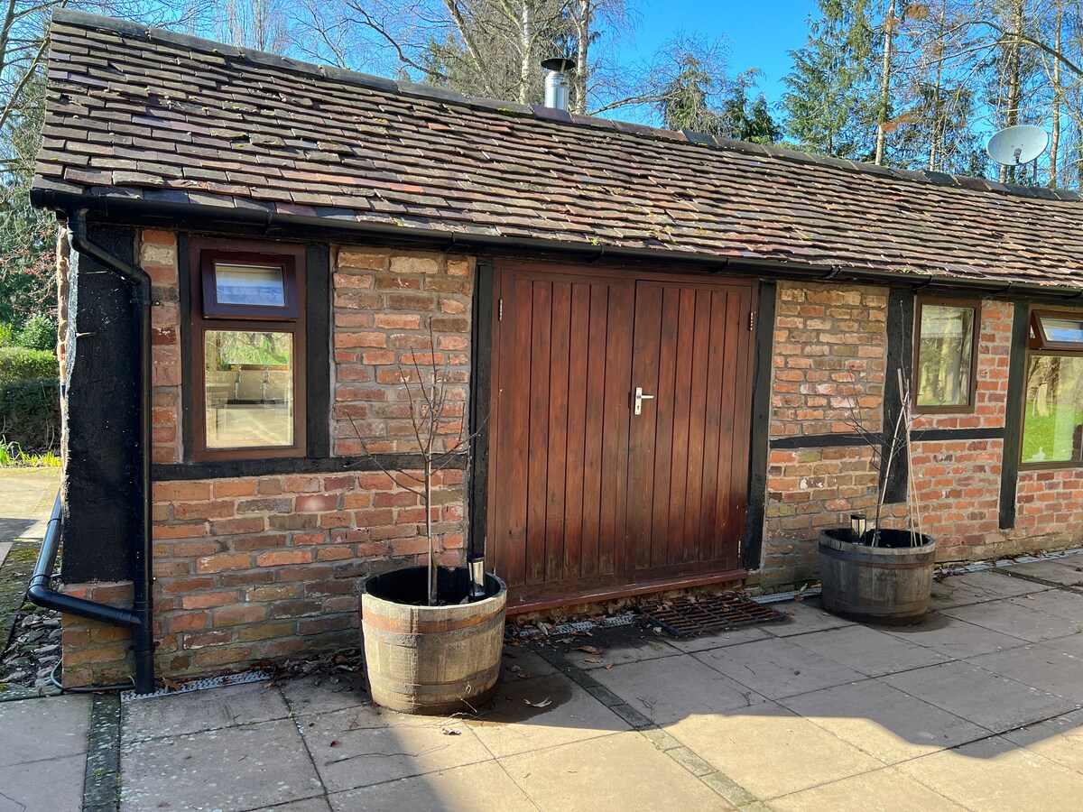 Cosy Rustic Cottage in Jacobean Farmhouse grounds