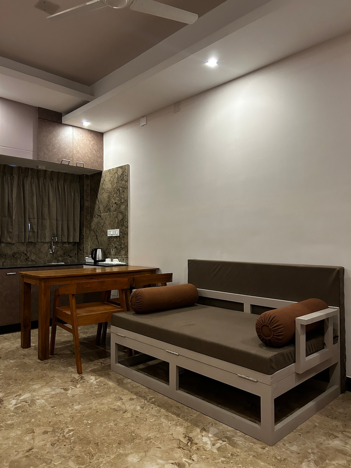 GK Homestays - Luxurious Furnished Apartment