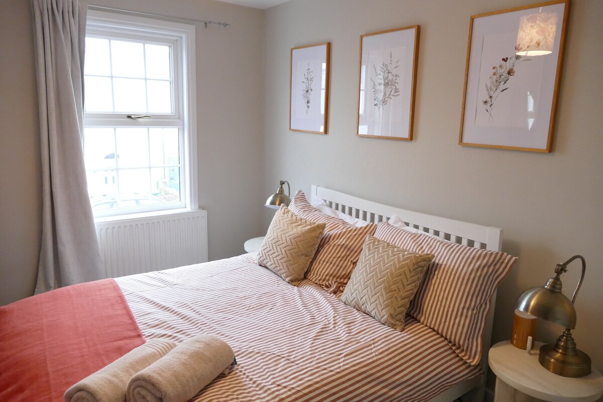 Cosy 4 bed mid-terrace home