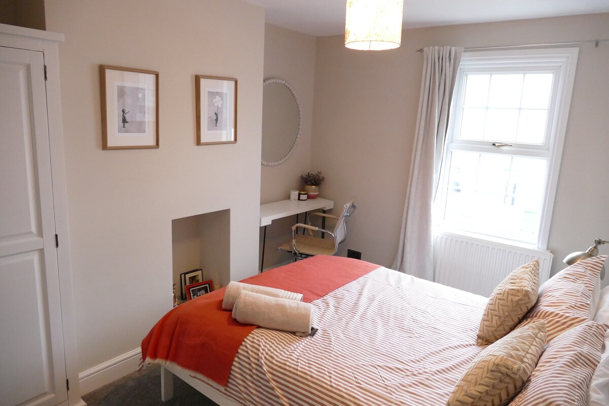 Cosy 4 bed mid-terrace home