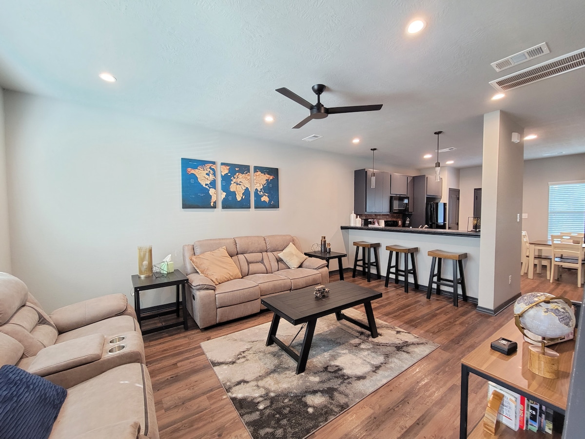 2B/2.5B Executive Apt near TAMU