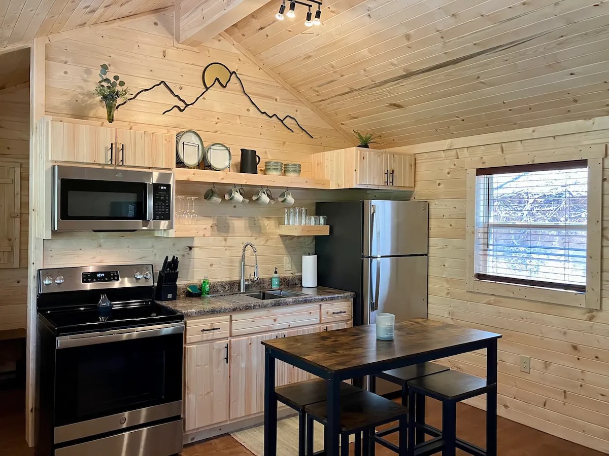 Hill Haven | Tiny + Secluded RRG Cabin | Hot Tub