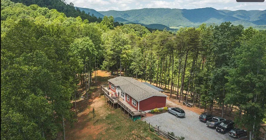 Beary Windy Ridge: 3BR/2BA mtn views/trails/ creek