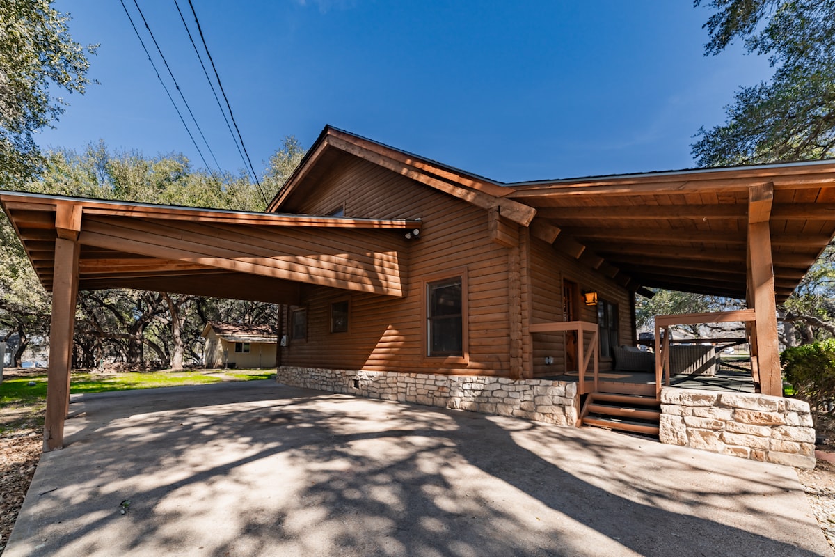 Cozy Kid and Pet Friendly Cabin!