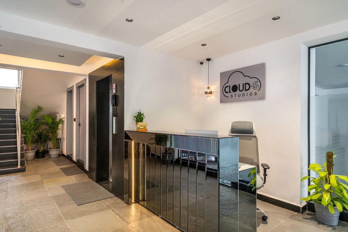 Cloud 5 Studios - Premium Hotel