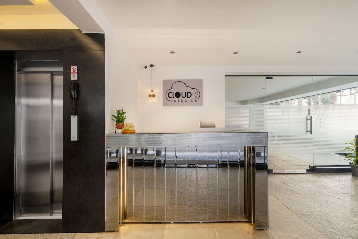 Cloud 5 Studios - Premium Hotel