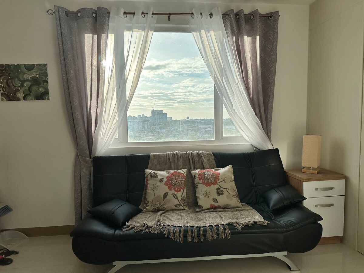 Bright & Breezy 2 Bedroom End-Unit with Balcony