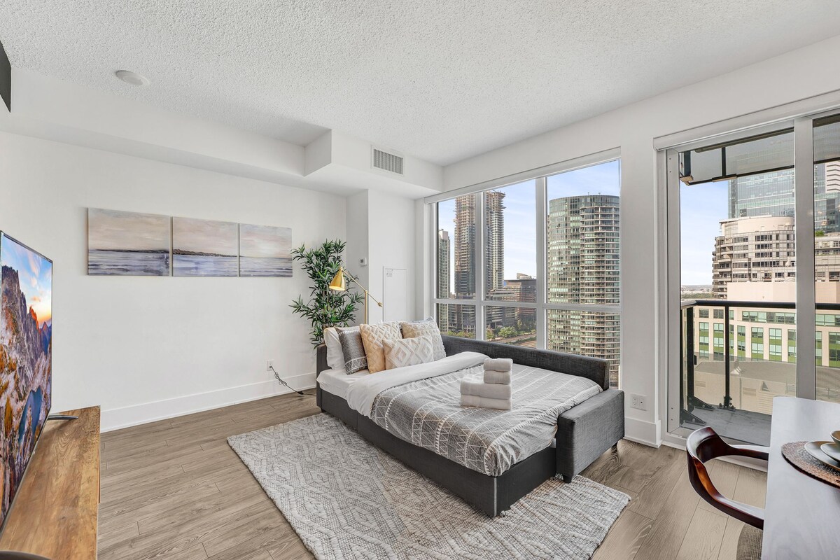 Stylish Condo Near CN Tower + 1 Free Parking