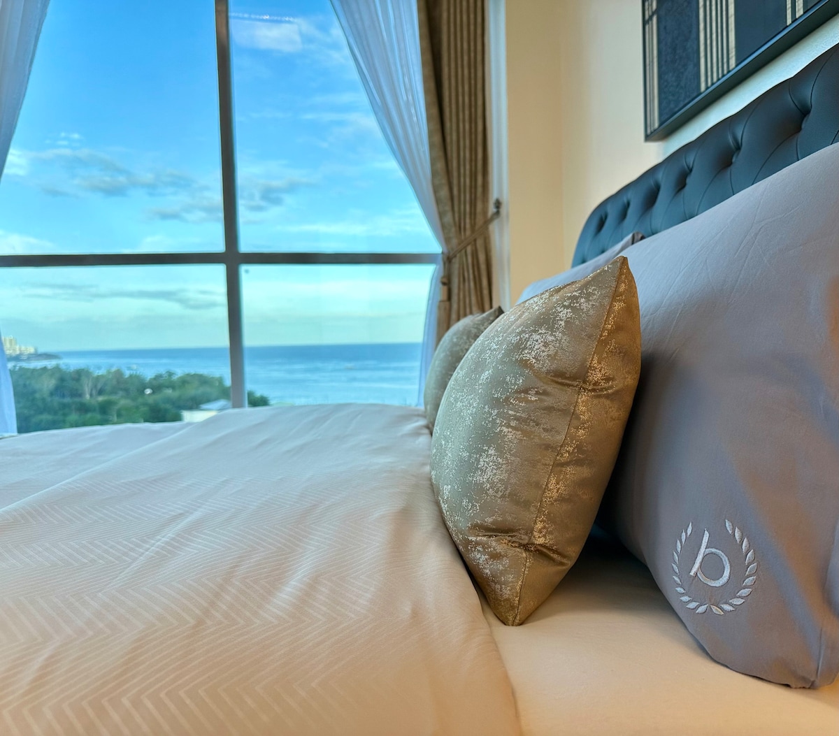 2BR Oceanview Suite: Welcome up to 10 Guests!