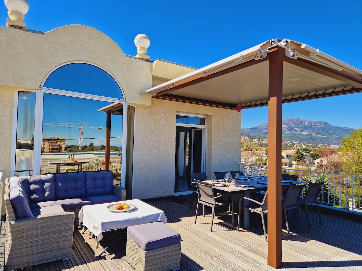 Haut de villa avec piscine privée terrasses jardin