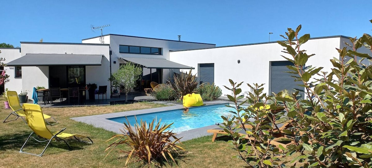 Maison moderne avec piscine.