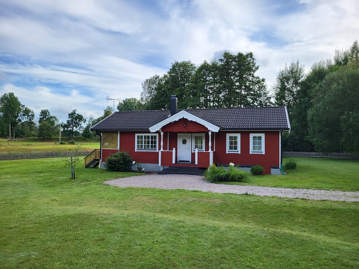 Bekväm familjestuga i natursköna Holmsjö