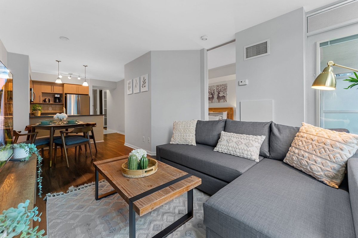 Stylish Condo Downtown + 1 Free Parking