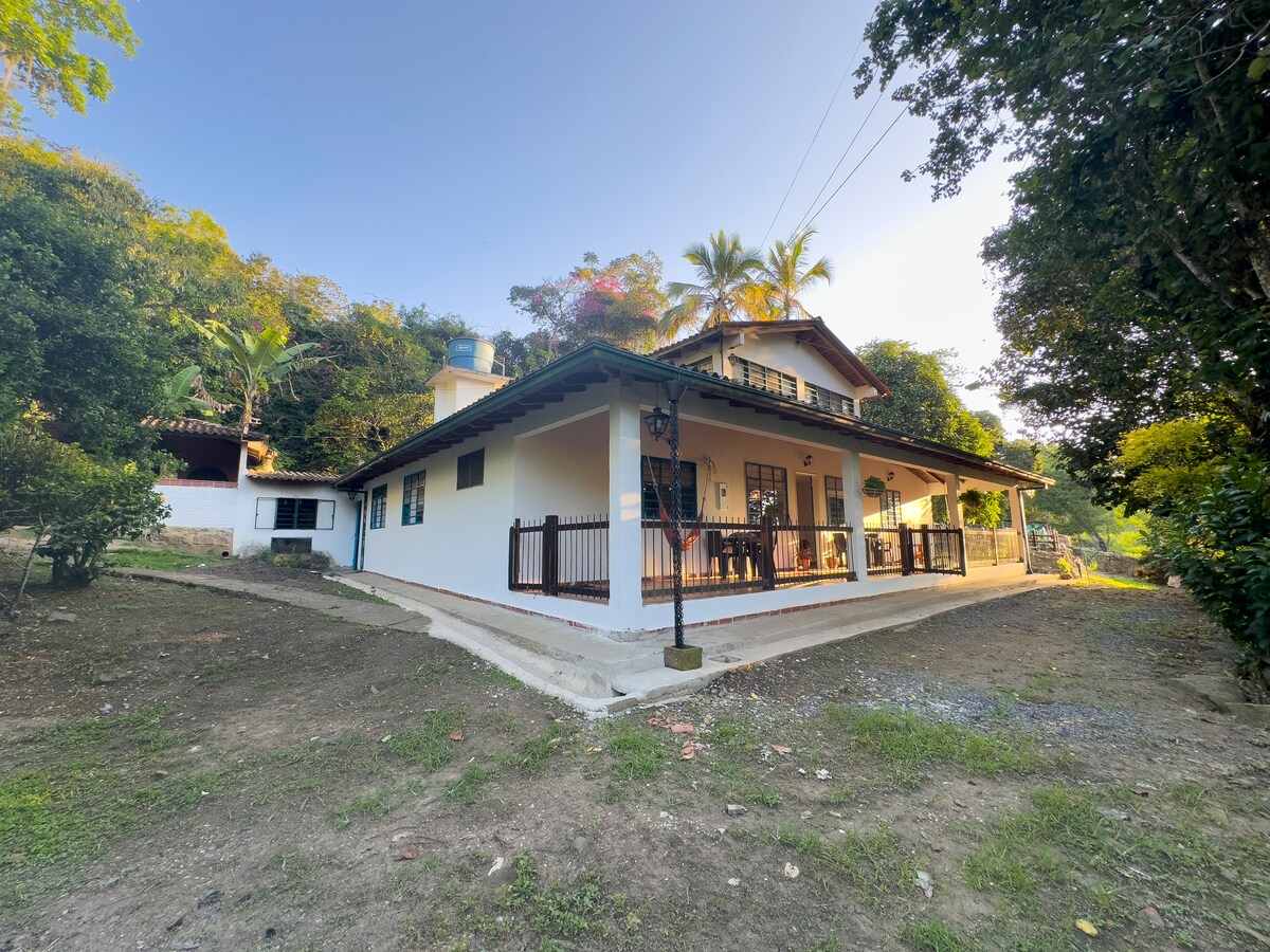 El portico.
 Casa rural a 5 minutos de Socorro.