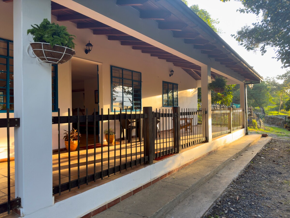 El portico.
 Casa rural a 5 minutos de Socorro.