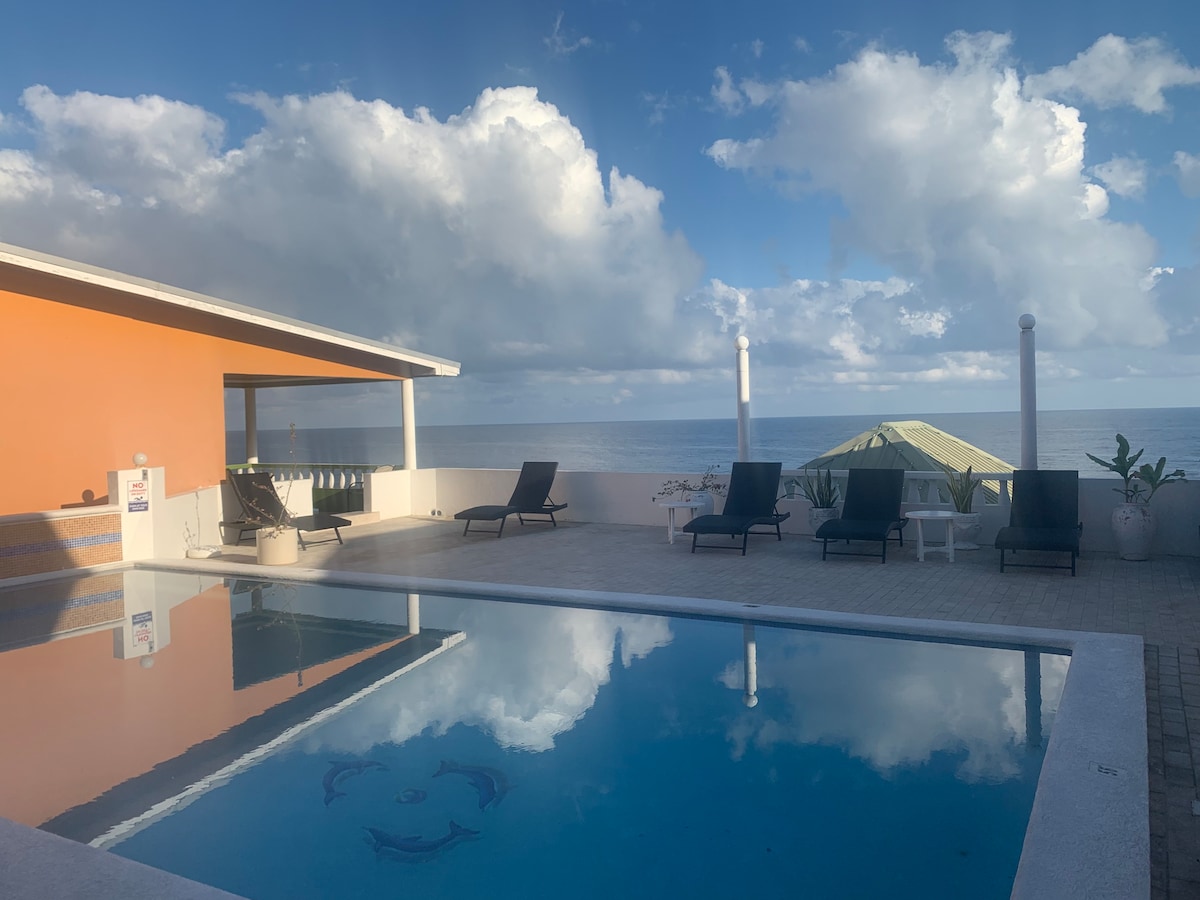 Oceanfront Villa Pineapple Cove: Sunrise Studio