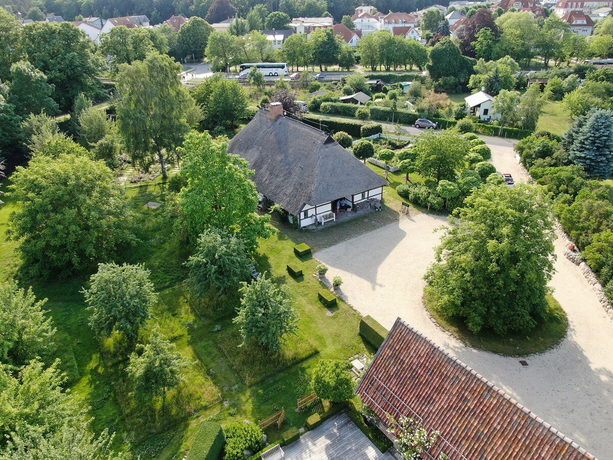 Historisches reetgedecktes Bauernhaus mit Pool