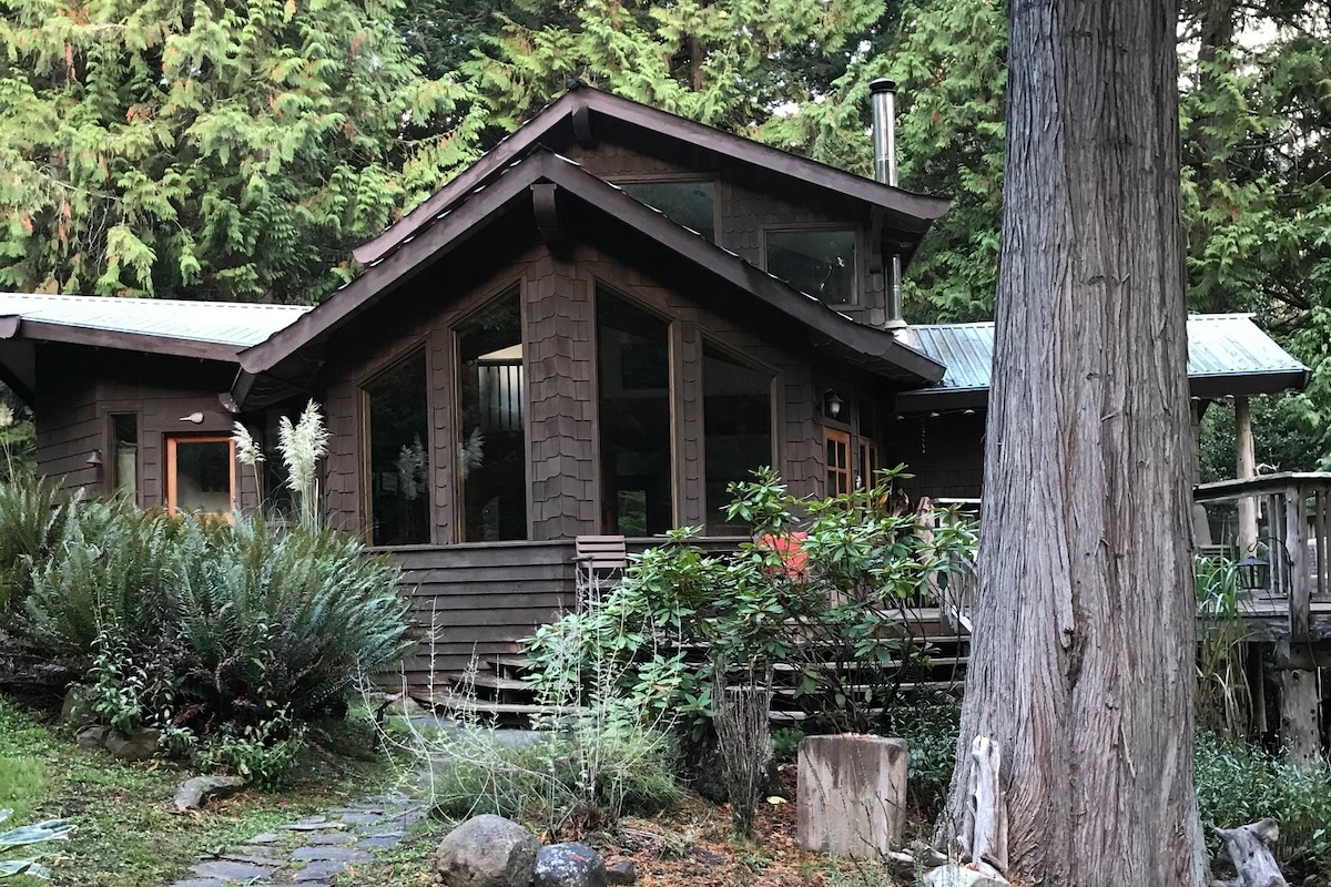 加利亚诺岛（ Galiano Island ）的「巢穴」~距离海滩5分钟路程