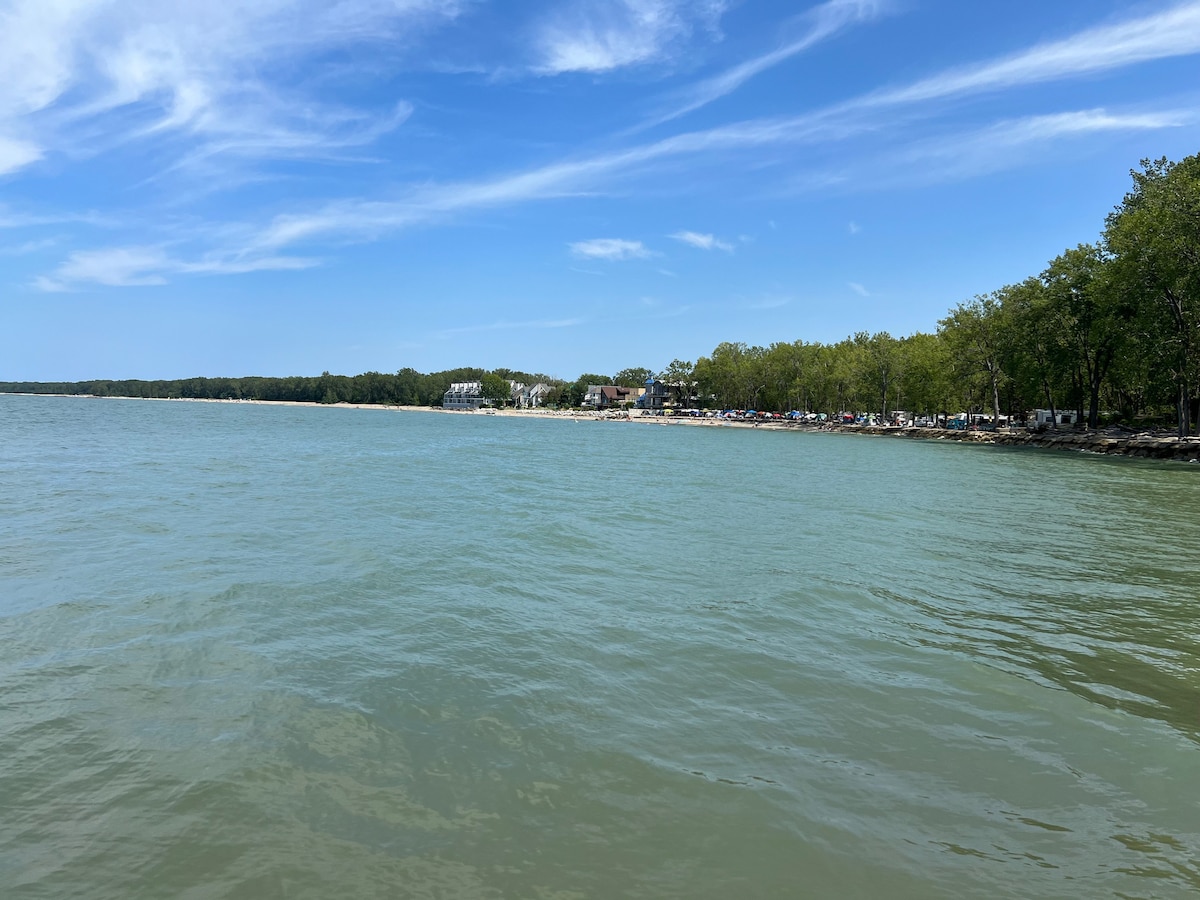 Lake  Erie Chic: 2 BR Cottage