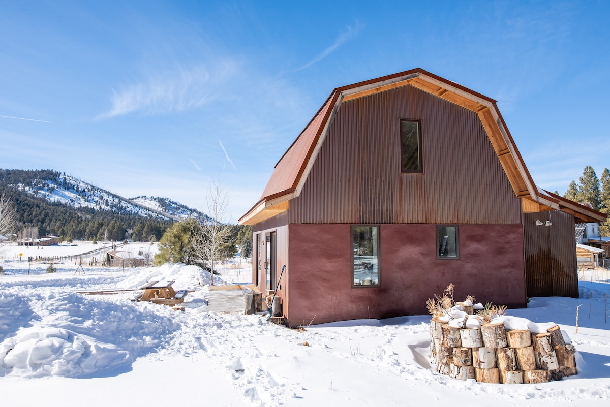 Cozy Mountain Barn loft