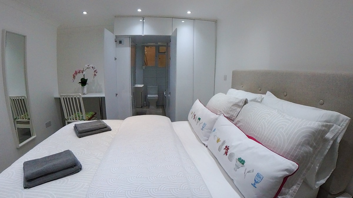 Exquisite & Serene En-suite Room near Centre
