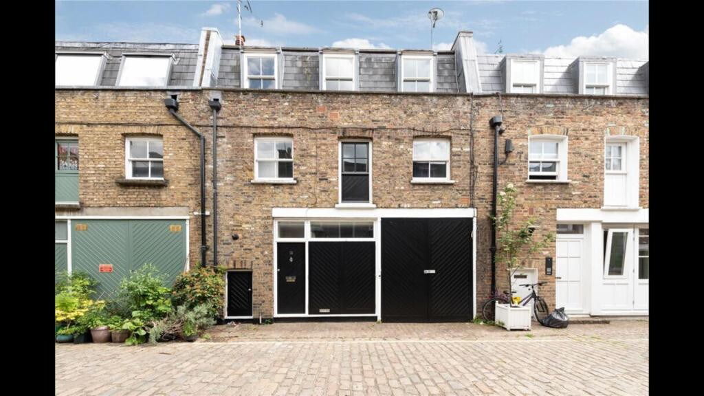 Cat Mews with a MUJI bed near Paddington/Hyde Park