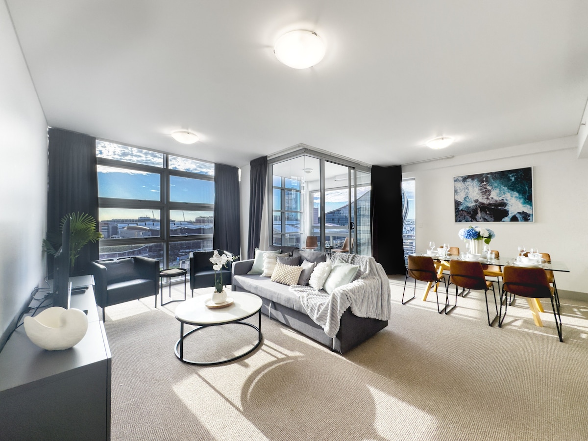 Stunning 4-Br Apt with Darling Harbour Views!