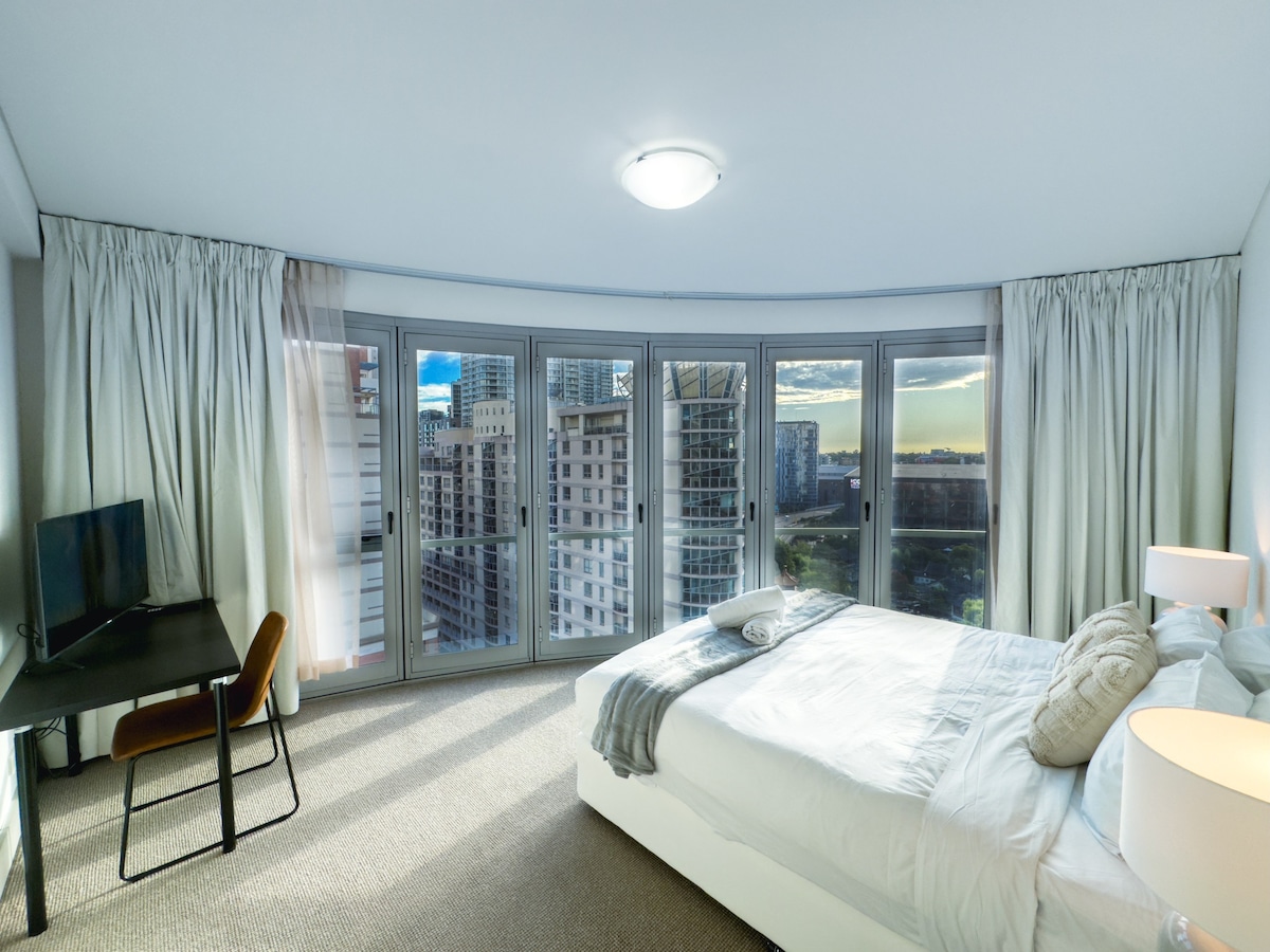 Stunning 4-Br Apt with Darling Harbour Views!