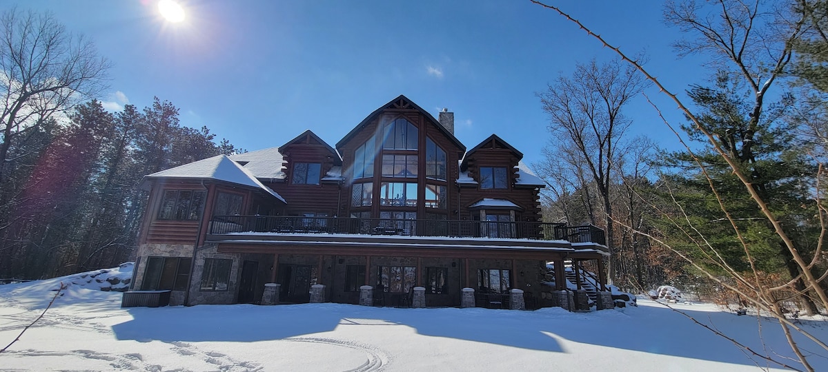 Luxury Lake Front Lodge Perfect for Family Getaway