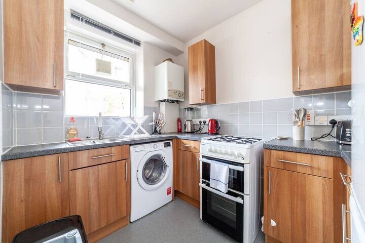Great Central Ground floor flat with free parking