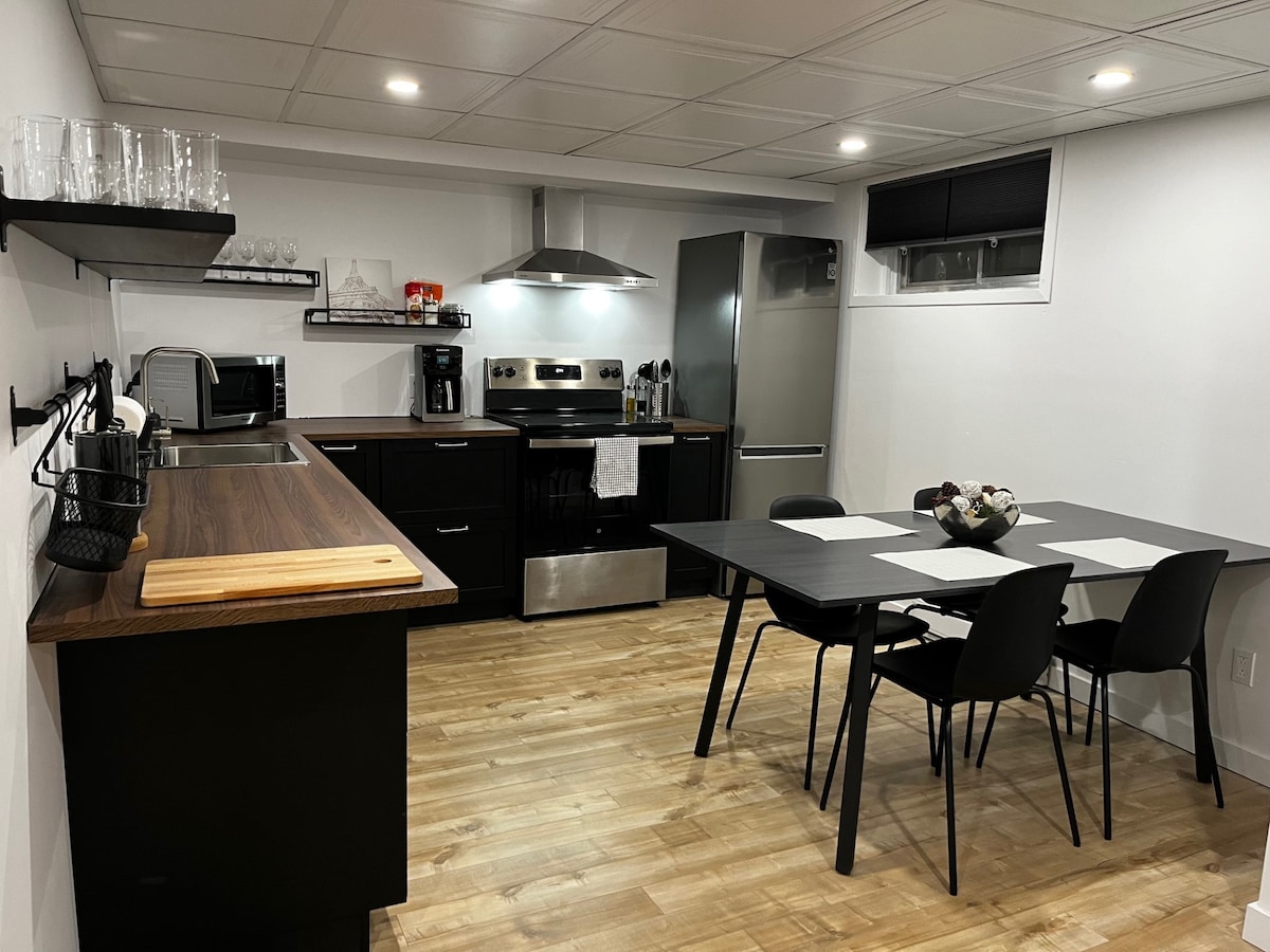 Appartement rénové privé à Laval