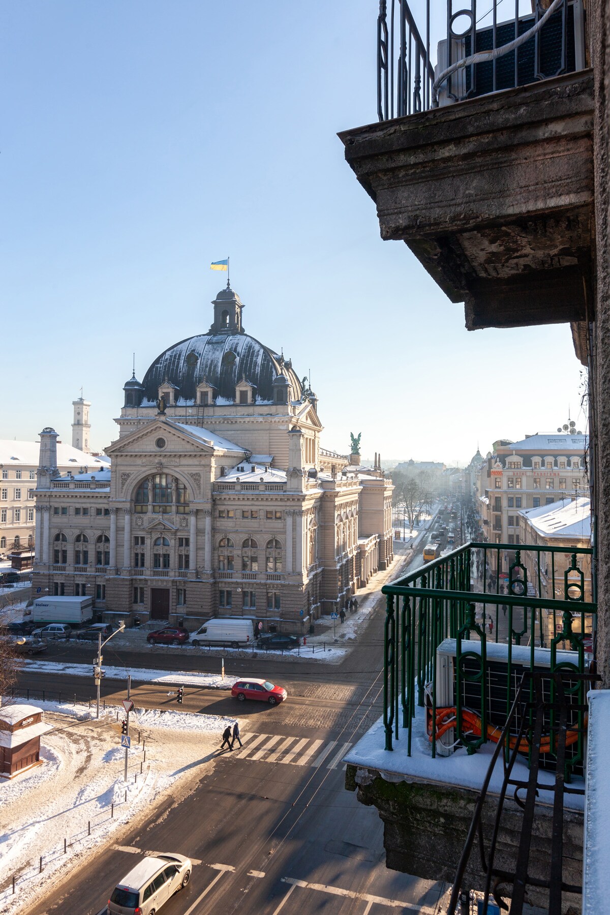 Royal apartment on Chornovola 1