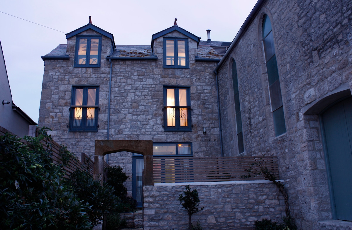 3Houses and a Chapel by the sea