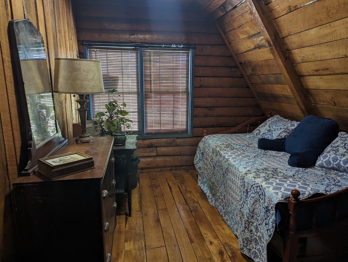 Forest Adventure DayBed B&B 10mins from downtown!