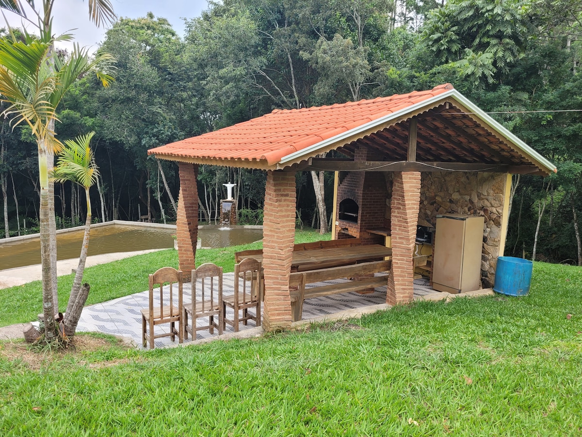 Casa de campo e piscina com água de cachoeira