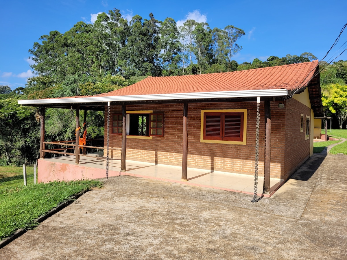 Casa de campo e piscina com água de cachoeira