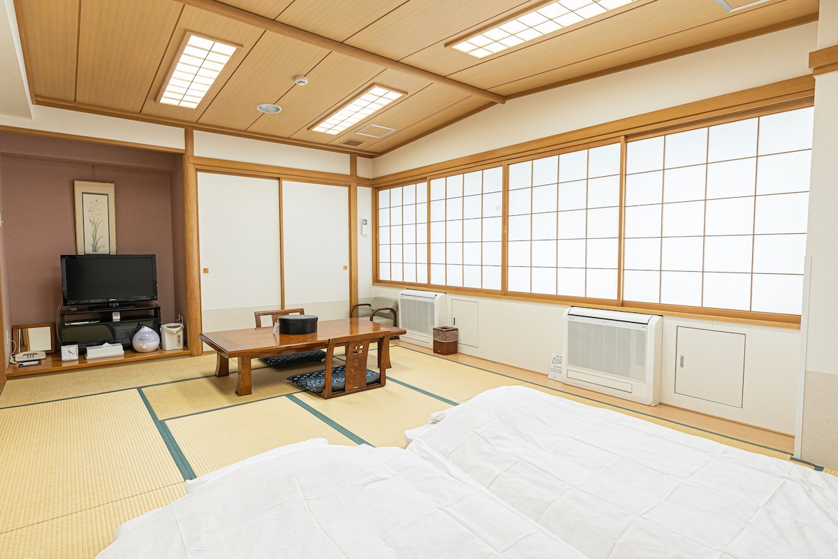 【评价折扣】酒店日式客房位于文京区弘野（ Hongo, Bunkyo-ku ）一个安静的住宅区，可入住1 ~ 4人