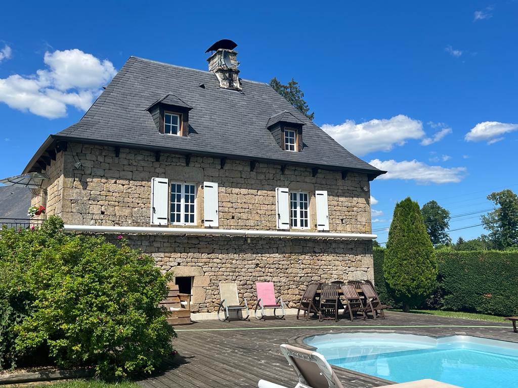 Maison en pierres avec piscine