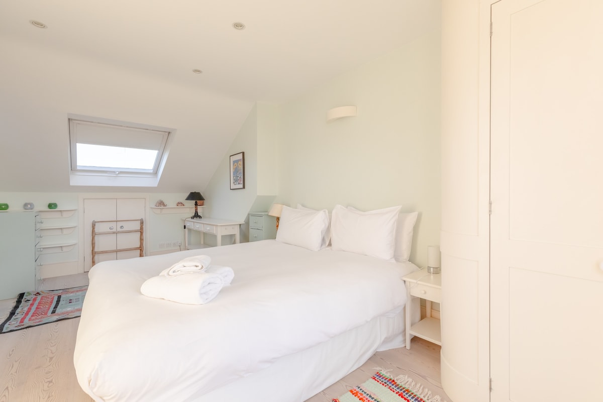 Delightful 2 Bed Cottage-Chic House — Hammersmith!