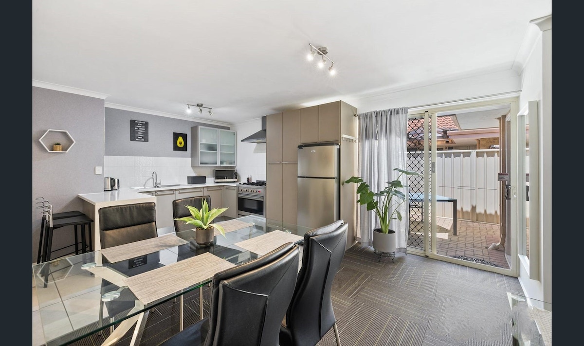 Lovely modern unit close to park, river and Curtin