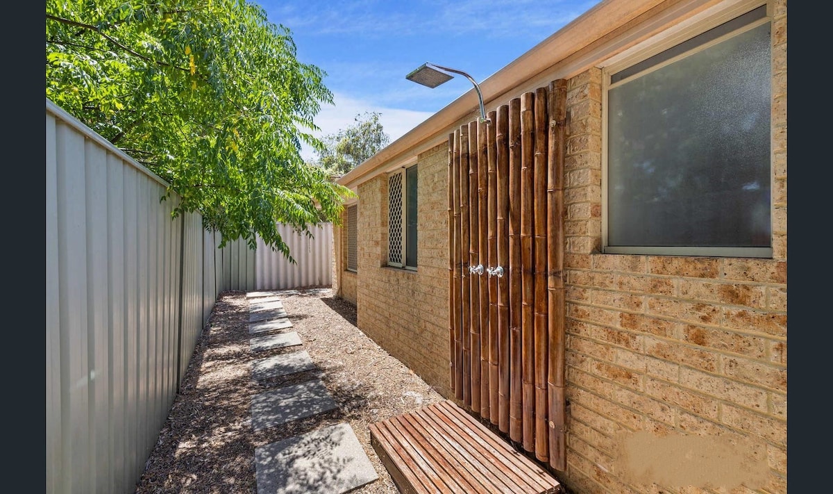 Lovely modern unit close to park, river and Curtin