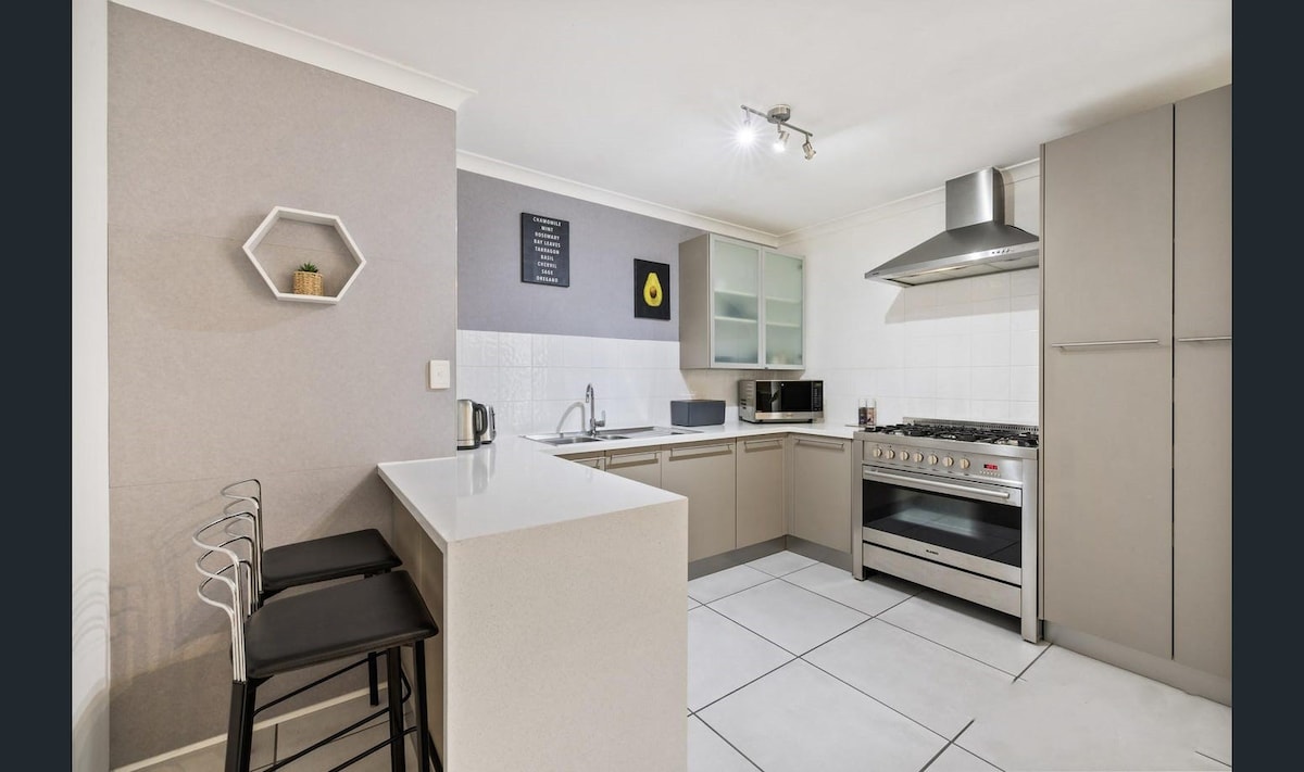 Lovely modern unit close to park, river and Curtin