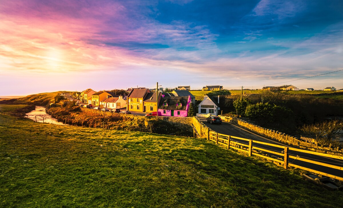 Courtyard Suite with shared Hot Tub at Doolin Inn