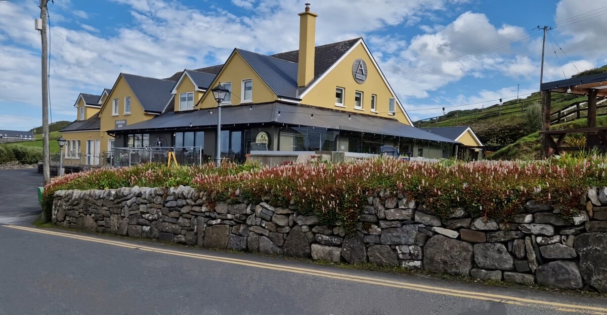 Courtyard Suite with shared Hot Tub at Doolin Inn